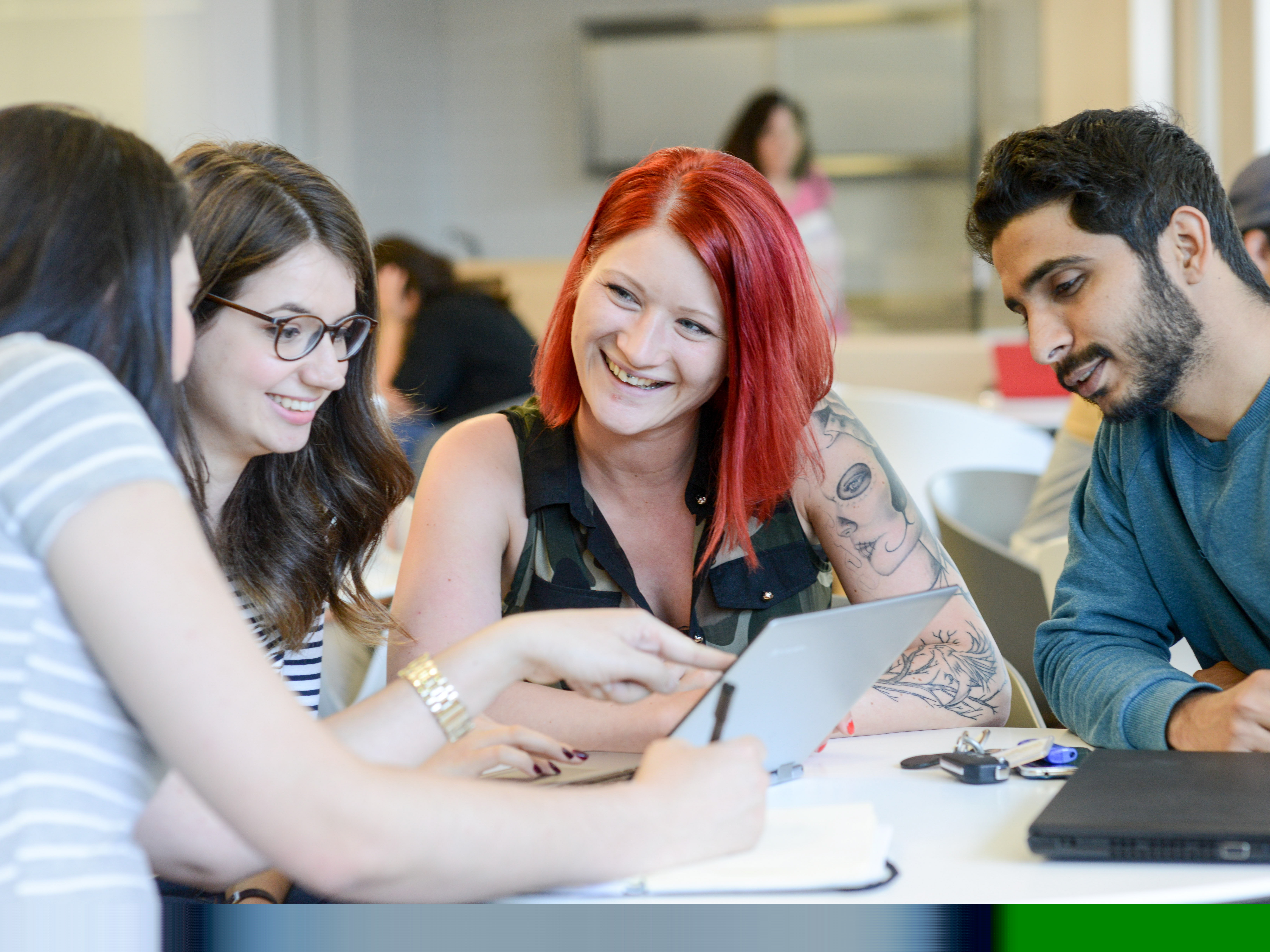 Vier junge Menschen in einer Arbeitsgruppe